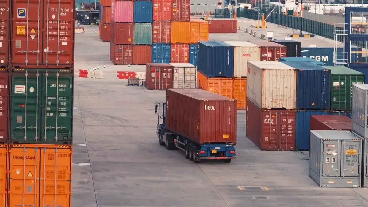 Case Study: Transforming Southampton Docks with Innovative Fibre Reinforced Concrete Slabs - Fibre Concrete Solutions Case Study: Transforming Southampton Docks with Innovative Fibre Reinforced Concrete Slabs - Fibre Concrete Solutions